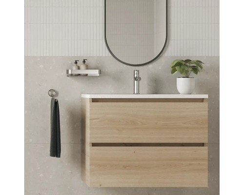 Badkamer met wastafelonderkast, spiegel, kraan, handdoekhouder, zeepbakje en plant