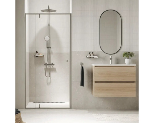 Moderne badkamer met douche, wastafelonderkast, spiegel en kranen