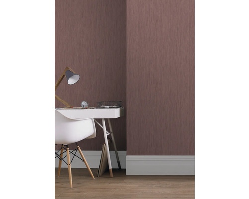 Kantoor met bruin behang, bureau, lamp en stoel