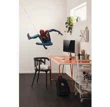 Jongenskamer met bureau, stoel, rolwagen en Spiderman muursticker