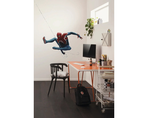 Jongenskamer met bureau, stoel, rolwagen en Spiderman muursticker