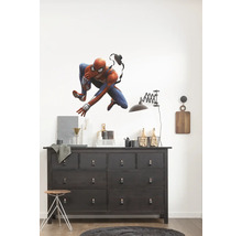 Woonkamer met donkere commode en muursticker van Spiderman.