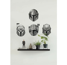 Wanddecoratie met Mandalorian helm motieven boven een wandplank