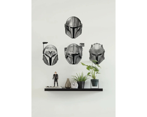 Wanddecoratie met Mandalorian helm motieven boven een wandplank