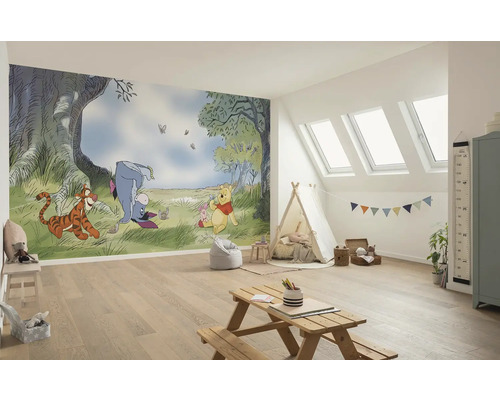 Lichte kinderkamer met Winnie de Poeh muurschildering, speeltent, kinderzitgroep en dakramen.