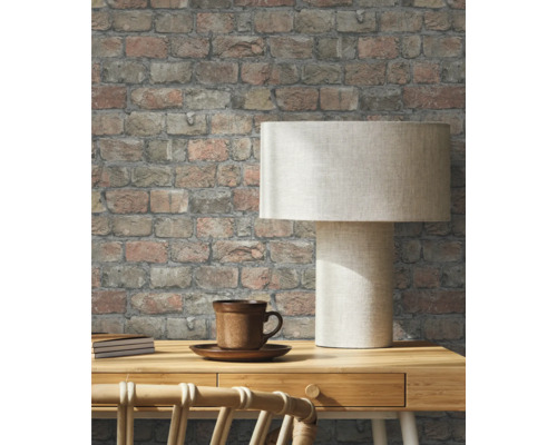 Decoratief bakstenen behang in de woonkamer met tafellamp en kopje.