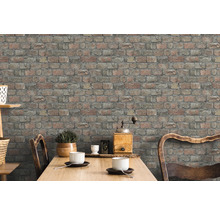 Woonkamer met bakstenen behang en eettafel