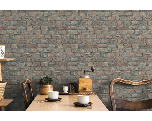 Woonkamer met bakstenen behang en eettafel