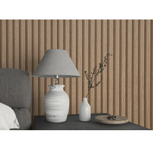 Decoratieve slaapkamer met lattenwand, tafellamp en vazen.