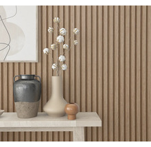 Decoratieve opstelling met vazen en katoentakken op een tafel voor een houten lambrisering
