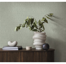 Woonkamer met patroonbehang, dressoir, boeken en decoratie
