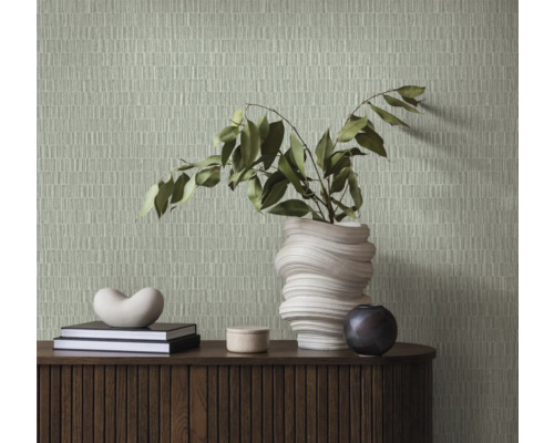 Woonkamer met patroonbehang, dressoir, boeken en decoratie