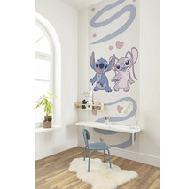 Kinderkamer met muursticker, bureau en stoel