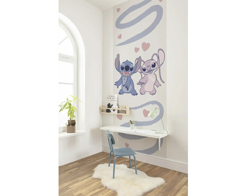 Kinderkamer met muursticker, bureau en stoel
