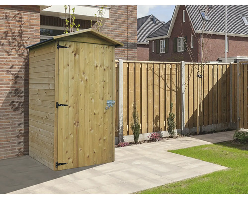 Houten kast in de tuin met houten schutting