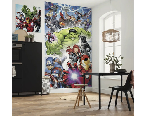 Woonkamer met muurschilderingen van stripfiguren, eettafel en kitchenette