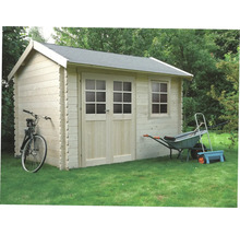 Tuin met houten tuinhuis, kruiwagen en fiets