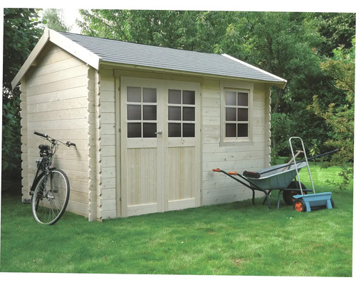 Tuin met houten tuinhuis, kruiwagen en fiets