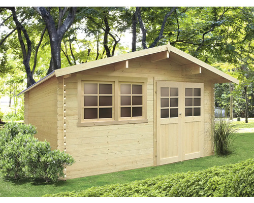 Houten tuinhuis met ramen en dubbele deur in de tuin