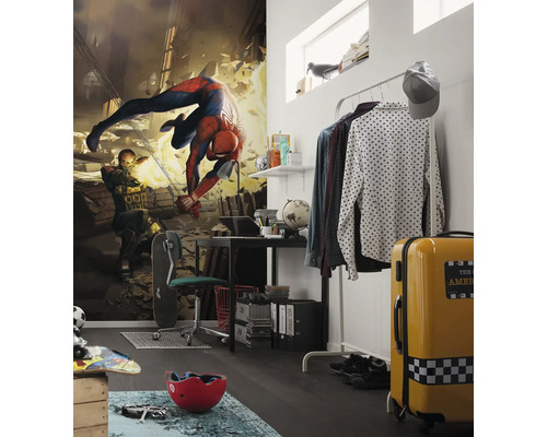 Moderne tienerkamer met Spiderman behang, bureau en gele koffer.