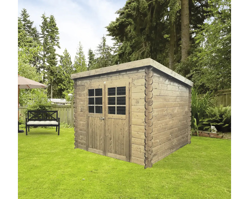 Houten tuinhuis met dubbele deur in de tuin