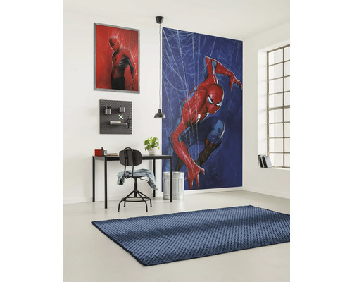 Kamerweergave met bureau, stoel, Spiderman-muurschildering en tapijt