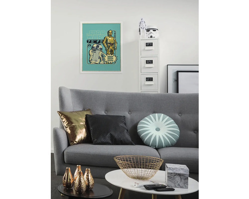 Woonkamer met grijze bank, kussens, salontafel en Star Wars decoratie