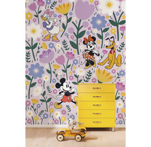 Behang met Mickey Mouse, Minnie Mouse, Donald Duck, Goofy en bloemenpatroon in een kinderkamer met gele commode en speelgoedauto