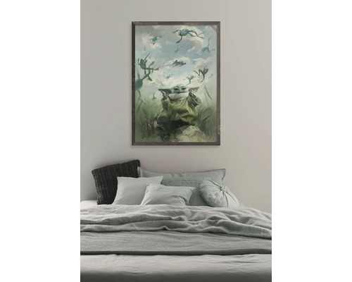 Schilderij met Baby Yoda en kikkers in lijst boven een bed