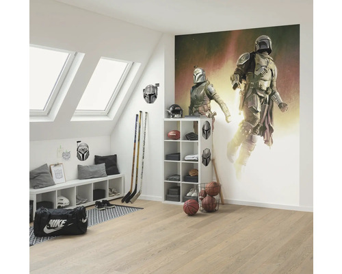 Lichte kamer met dakramen, witte kast, sportartikelen en muurschildering