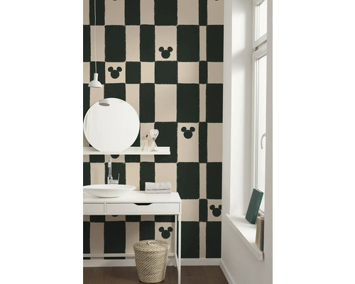 Badkamer met schaakbordpatroon behang en Mickey Mouse motieven, wastafel, spiegel en raam