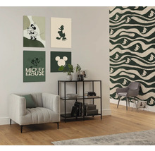 Woonkamer met fauteuil, rek en wanddecoratie met Mickey Mouse motieven