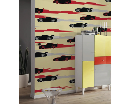 Kamerweergave met een patroonbehang met auto''s, gecombineerd met een kleurrijke kast.