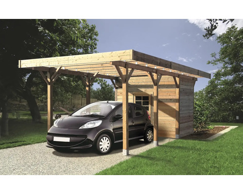 Houten carport met een auto ervoor en een gereedschapsschuur ernaast