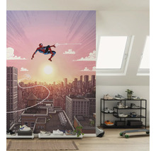 Fotobehang met Spiderman-motief in een heldere kamer met dakramen en schoenenrek.