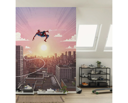 Fotobehang met Spiderman-motief in een heldere kamer met dakramen en schoenenrek.