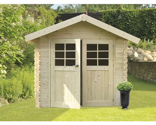 Houten tuinhuis met dubbele deur en ramen in de tuin.