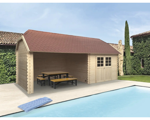 Houten tuinhuis met zithoek naast een zwembad