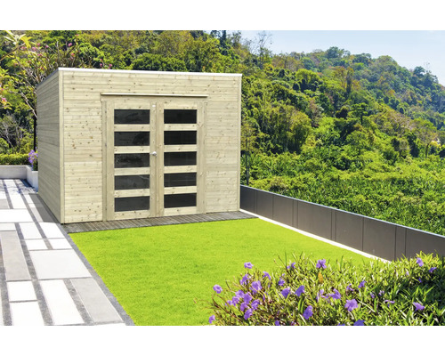 Houten tuinhuis met glazen deuren op een gazon