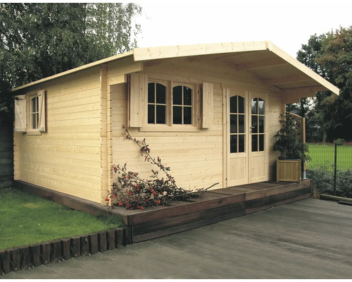Houten tuinhuis met ramen en dubbele deur