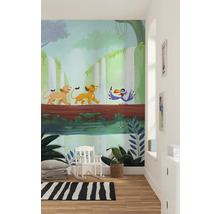 Scene met een muurschildering uit de film De Leeuwenkoning in een kamer met een schommelstoel, een vloerkleed en een plant