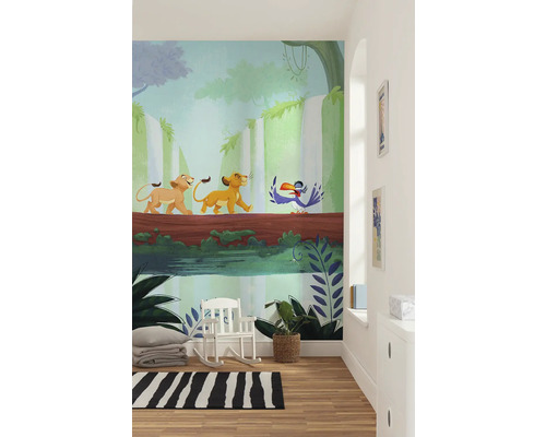 Scene met een muurschildering uit de film De Leeuwenkoning in een kamer met een schommelstoel, een vloerkleed en een plant