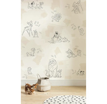 Kinderkamer met een behang met Disney motieven, een speeltje en een mand