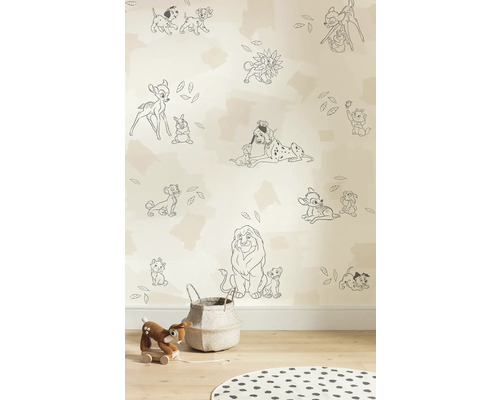 Kinderkamer met een behang met Disney motieven, een speeltje en een mand