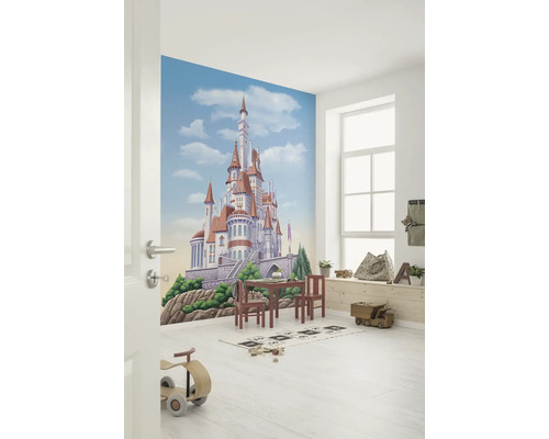 Kinderkamer met kasteelbehang, tafel en stoelen