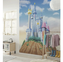 Kinderkamer met muurschildering van een kasteel, speelkeuken en kledingrek.