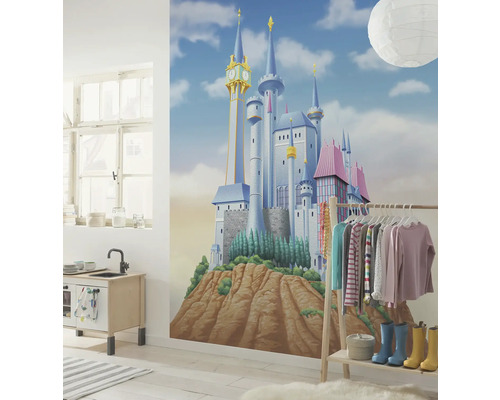 Kinderkamer met muurschildering van een kasteel, speelkeuken en kledingrek.