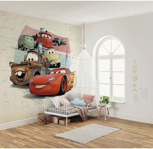 Kinderkamer met Cars-fotobehang, bed en decoraties