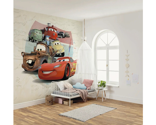 Kinderkamer met Cars-fotobehang, bed en decoraties