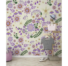 Muur met bloemenbehangpatroon, decoratie en kleding